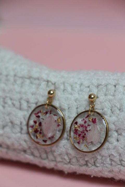 Boucles d’oreilles rondes en résine & fleurs séchées – Rose