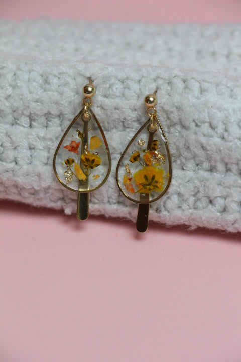 Boucles d’oreilles goutte en résine & fleurs séchées – Jaune