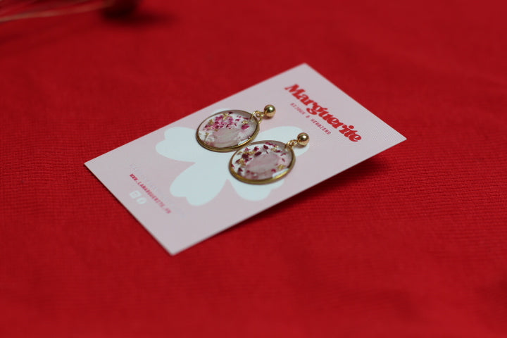 Boucles d’oreilles rondes en résine & fleurs séchées – Rose