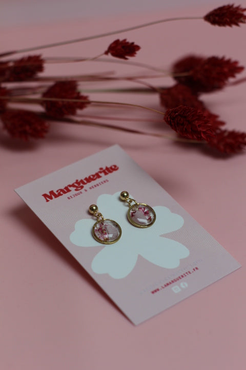 Boucles d’oreilles rondes en résine & fleurs séchées – Rose