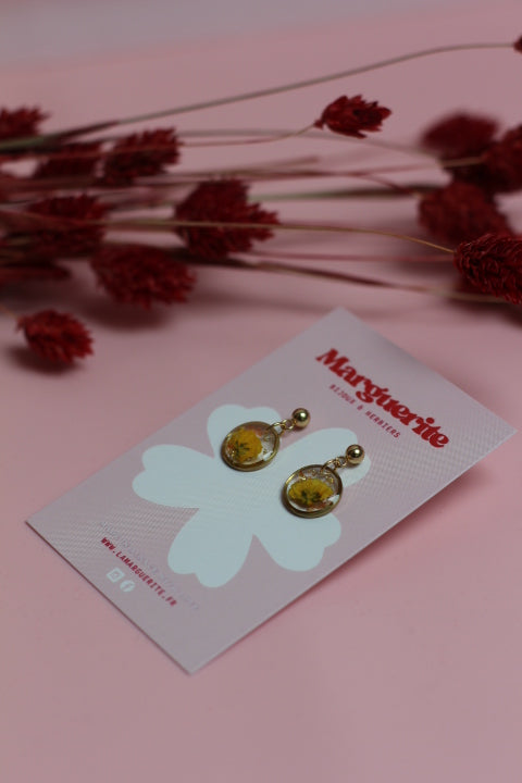 Boucles d’oreilles rondes en résine & fleurs séchées – Jaune & Orange