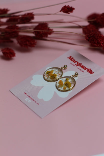 Boucles d’oreilles rondes en résine & fleurs séchées – Jaune & Orange