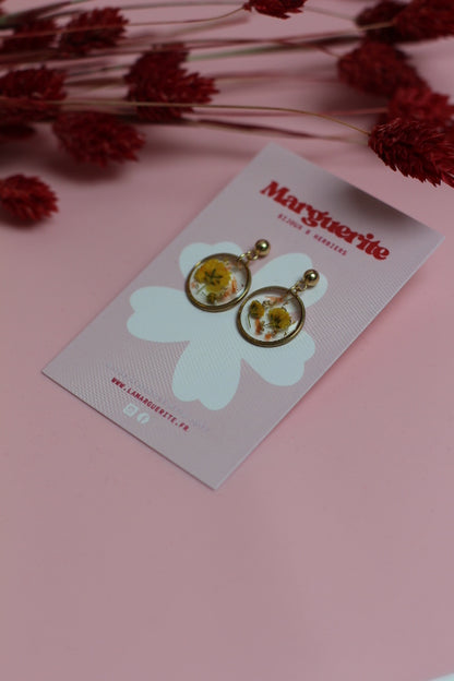 Boucles d’oreilles rondes en résine & fleurs séchées – Jaune & Orange