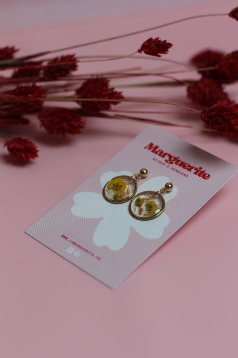 Boucles d’oreilles rondes en résine & fleurs séchées – Jaune & Orange