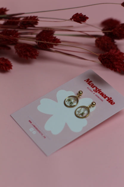 Boucles d’oreilles rondes en résine & fleurs séchées blanches