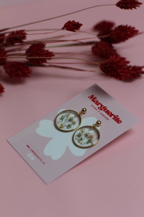 Boucles d’oreilles rondes en résine & fleurs séchées blanches