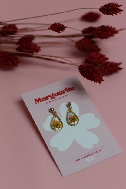 Boucles d’oreilles goutte en résine & fleurs séchées – Jaune