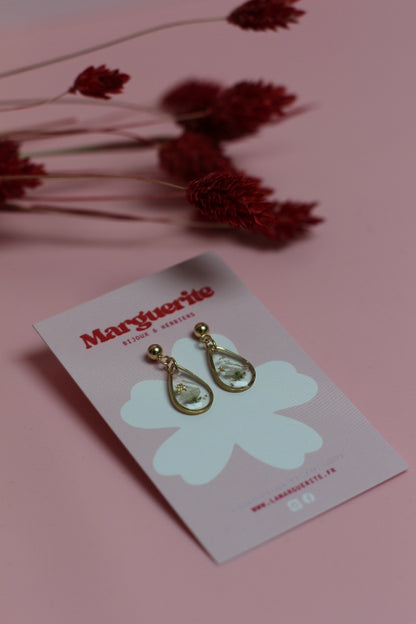 Boucles d’oreilles goutte en résine & fleurs blanches