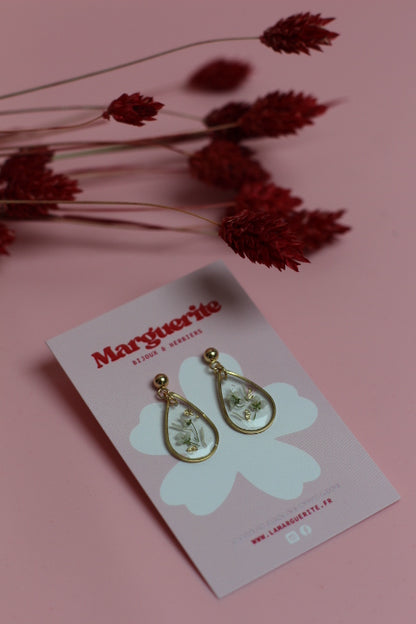 Boucles d’oreilles goutte en résine & fleurs blanches
