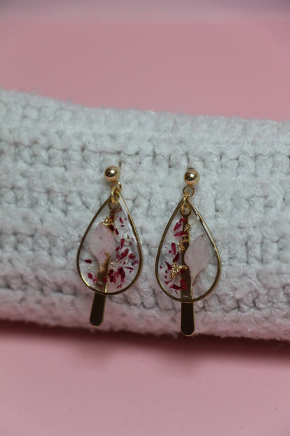 Boucles d’oreilles goutte en résine & fleurs séchées – Rose