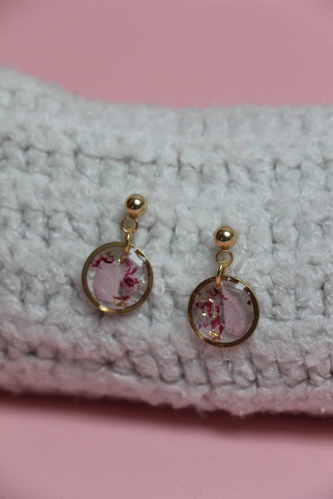 Boucles d’oreilles rondes en résine & fleurs séchées – Rose