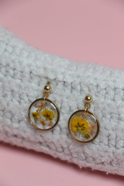 Boucles d’oreilles rondes en résine & fleurs séchées – Jaune & Orange