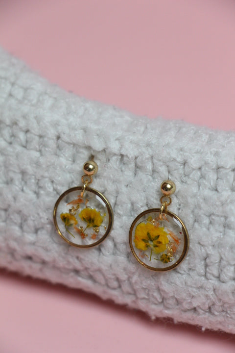 Boucles d’oreilles rondes en résine & fleurs séchées – Jaune & Orange