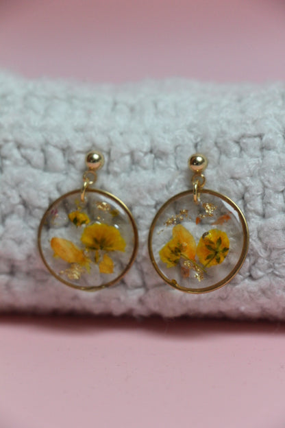 Boucles d’oreilles rondes en résine & fleurs séchées – Jaune & Orange