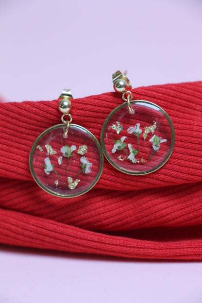 Boucles d’oreilles rondes en résine & fleurs séchées blanches