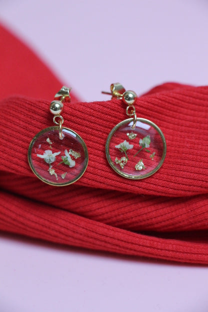 Boucles d’oreilles rondes en résine & fleurs séchées blanches