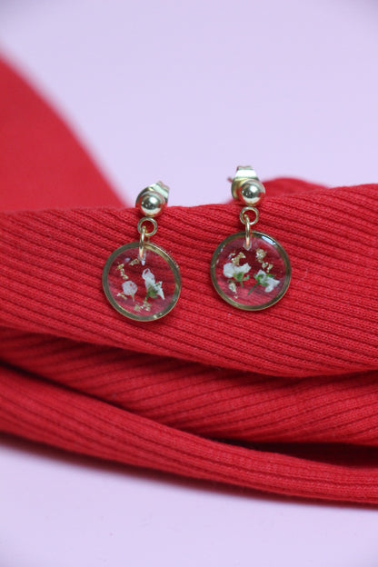 Boucles d’oreilles rondes en résine & fleurs séchées blanches