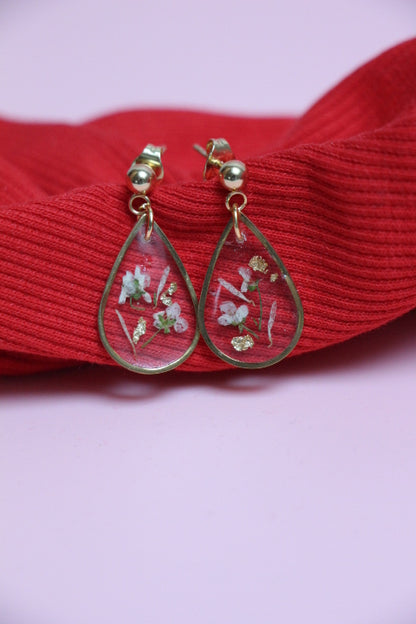 Boucles d’oreilles goutte en résine & fleurs blanches