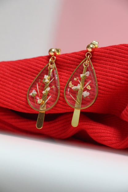 Boucles d’oreilles goutte en résine & fleurs blanches