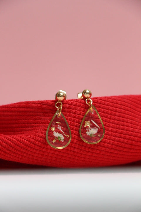 Boucles d’oreilles goutte en résine & fleurs blanches