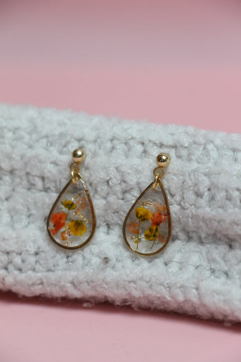 Boucles d’oreilles goutte en résine & fleurs séchées – Jaune