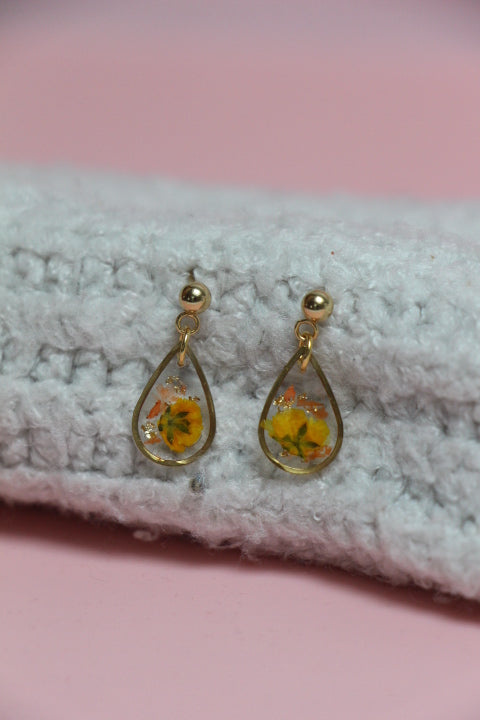 Boucles d’oreilles goutte en résine & fleurs séchées – Jaune
