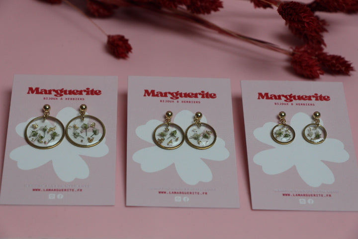 Boucles d’oreilles rondes en résine & fleurs séchées blanches