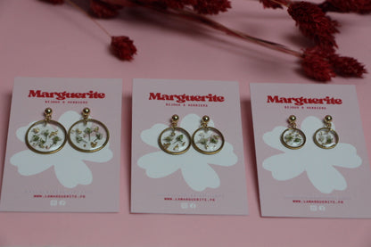Boucles d’oreilles rondes en résine & fleurs séchées blanches